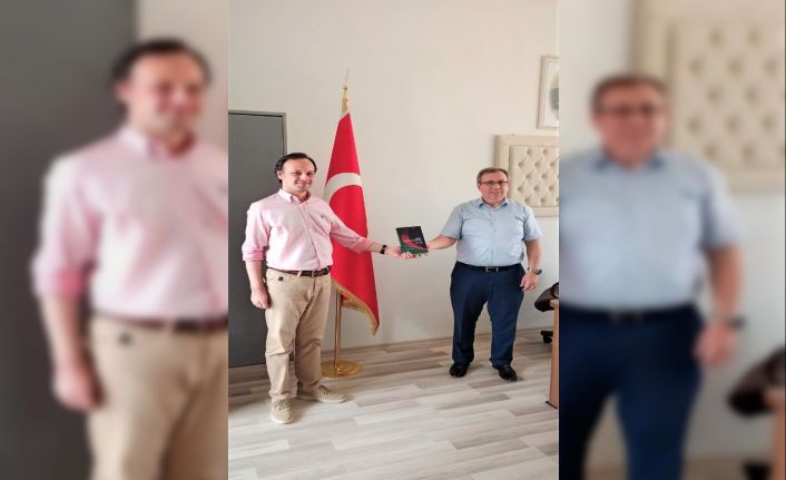 Öğr. Gör. Dr. Akbal, Rektör Prof. Dr. Tabakoğlu’na kitabını takdim etti