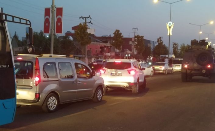 Otomobil yayaya çarptı, yaralı yakınları sürücüye saldırdı