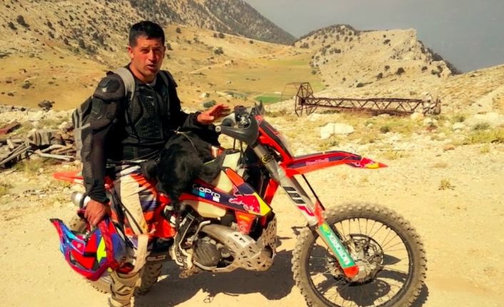 (Özel) 3 bin metre rakımda bulduğu yeni doğmuş buzağıyı 1.5 saat motor üzerinde taşıdı