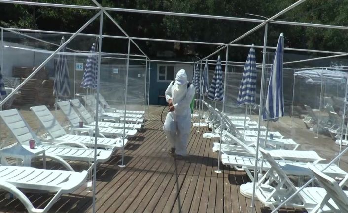 (Özel) Adalar’da plajda korona virüse karşı dezenfektan kabini ve sosyal mesafe paravanı