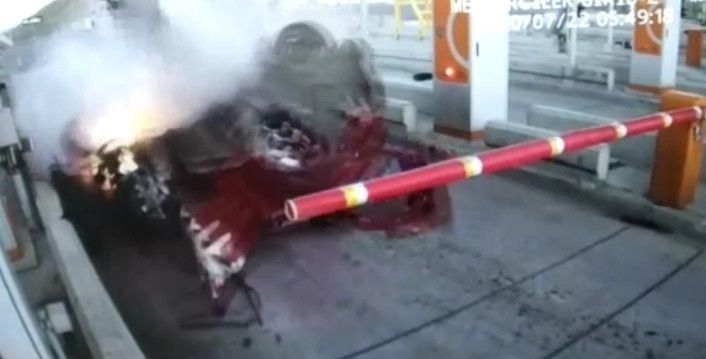 (Özel) Otomobille gişelere çarpan uzman çavuşun kaza anı güvenlik kamerasında