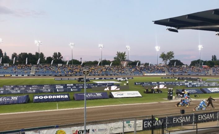 Polonya’da motor tutkunları takımlarına destek için 21 adet vinç kiraladı