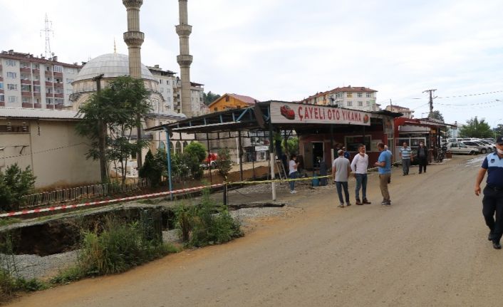 Rize’de sel sonrası dere yatağındaki binaların yıkımına başlandı