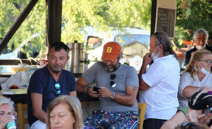 Şarkıcı Bora Gencer ünlü ressamın tablosunu almak için ter döktü