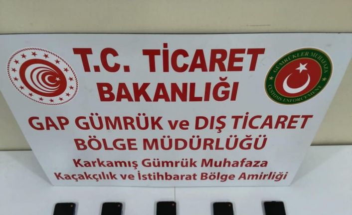 Sınır kapısında 5 adet telefon ele geçirildi