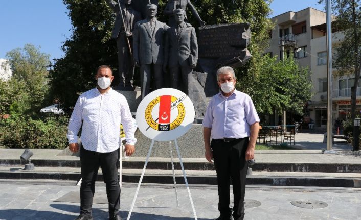 Sökeli Gazeteciler 24 Temmuz nedeniyle çelenk sundu