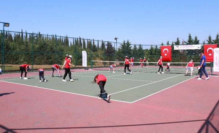 Sultangazili çocuklar yeni normal hayatta hem eğitim görüyor hem eğleniyor