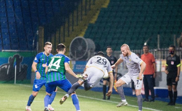 Süper Lig: Çaykur Rizespor: 3 - Yeni Malatyaspor: 0 (İlk yarı)