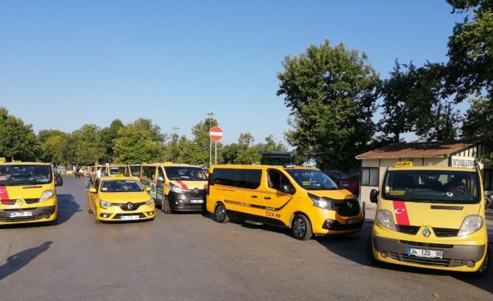 Taleplerinin gündeme gelmemesine tepki gösteren taksi dolmuşçuları, araçlarını İBB binası önüne bıraktı