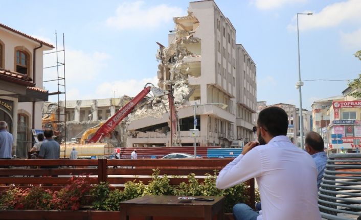 Tarihi yapının yıkımını açık hava sineması gibi izlediler