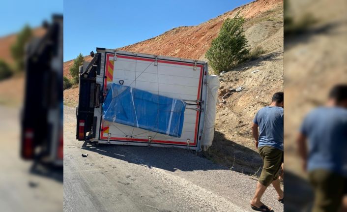 Tekeri patlayan kamyon devrildi: 1 yaralı