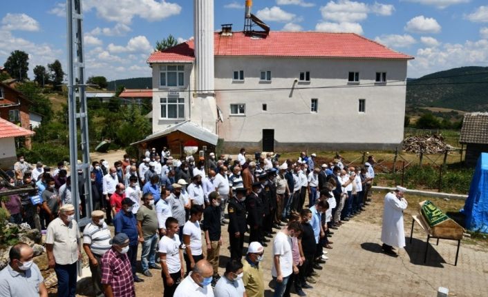Trafik kazasında hayatını kaybeden 15 Temmuz şehidi Barış Efe’nin kız kardeşi gözyaşları arasında defnedildi