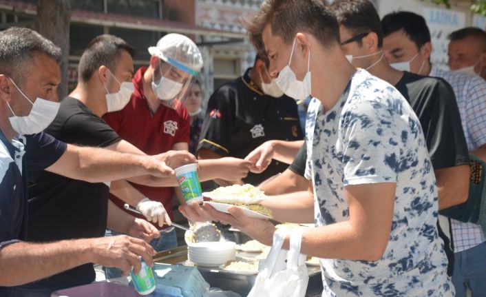 TÜGVA’dan yüzlerce kişiye pilav ikramı