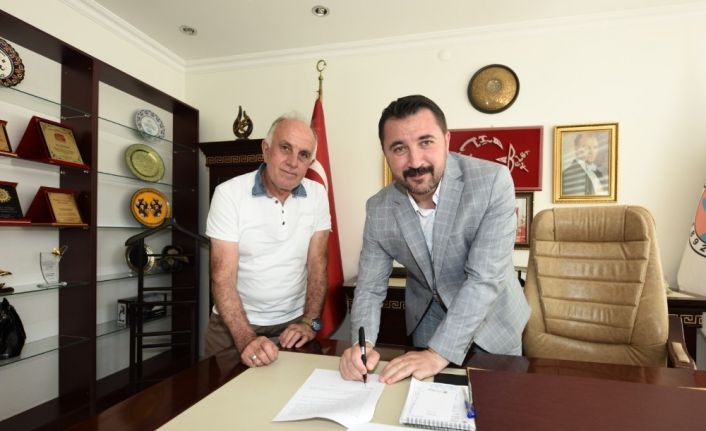 Turhal’a ilki yapılacak olan yarı olimpik kapalı yüzme havuzu projesi imzalandı