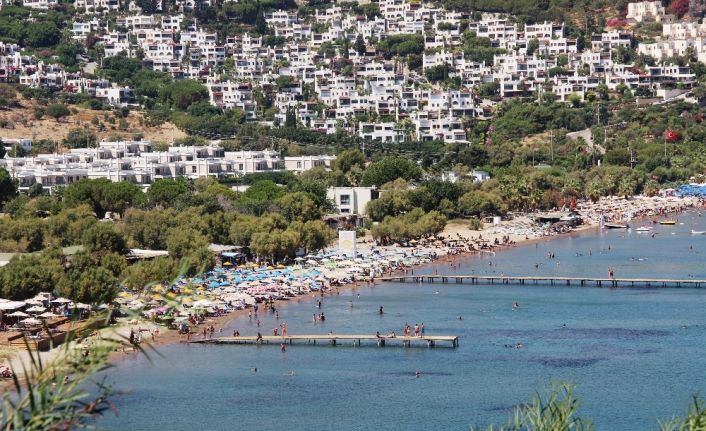 Türkiye’nin en temiz koylarından Kargı’da denizin, güneşin tadını doyasıya çıkarıyorlar