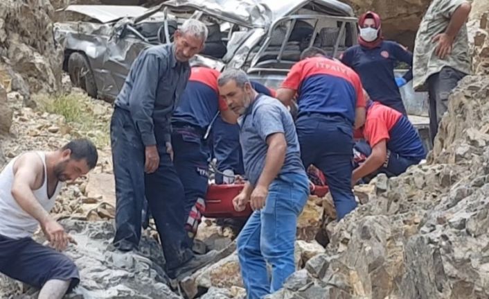 Uçurumdan yuvarlanan kamyonet hurdaya döndü... Kamyonette sıkışan çifti itfaiye ekipleri kurtardı