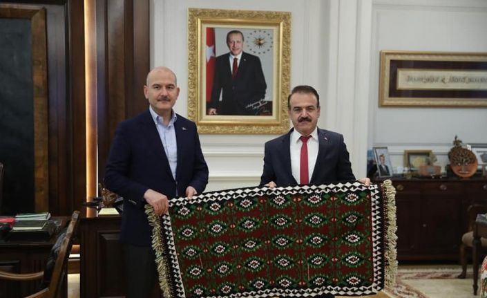 Uludere Belediye Başkanı Ürek, Bakan Soylu’ya el dokumalı kilim hediye etti