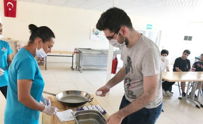 Üniversite adayları, ‘Kampüse Merhaba’ projesi ile evden uzakta yaşamayı öğreniyor