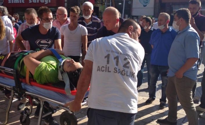 Üzerine ağaç düşen çocuk ölümden son anda kurtuldu