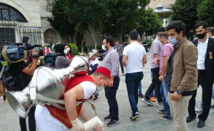 Vakıflar Bölge Müdürlüğü Sultanahmet’te 15 Temmuz şehitleri anısına halka şerbet dağıttı