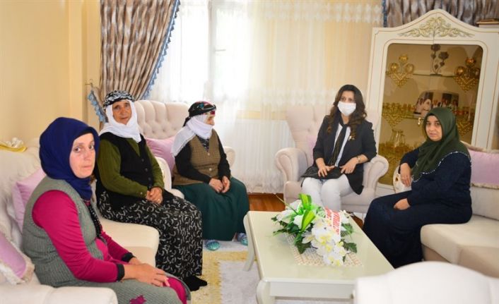Vali Hüseyin Öner’in eşi Zehra Mine Öner, Şehit İnan Akçam’ın ailesini ziyaret etti