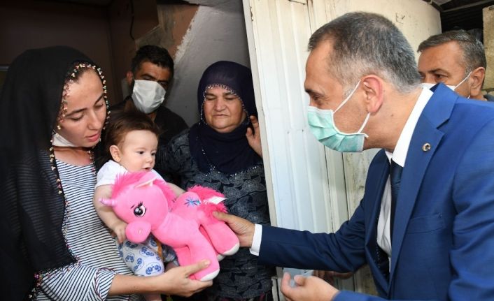 Vali Mahmut Çuhadar ve il protokolünden şehit ailelerine bayram ziyareti
