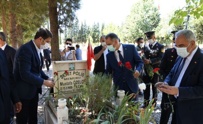 Vali Mahmut Çuhadar ve il protokolünden şehitliğe bayram ziyareti