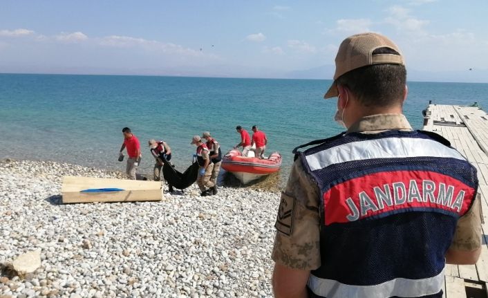 Van Gölü’nden biri 7, diğeri 15 yaşlarında 2 çocuk cesedi daha çıkarıldı