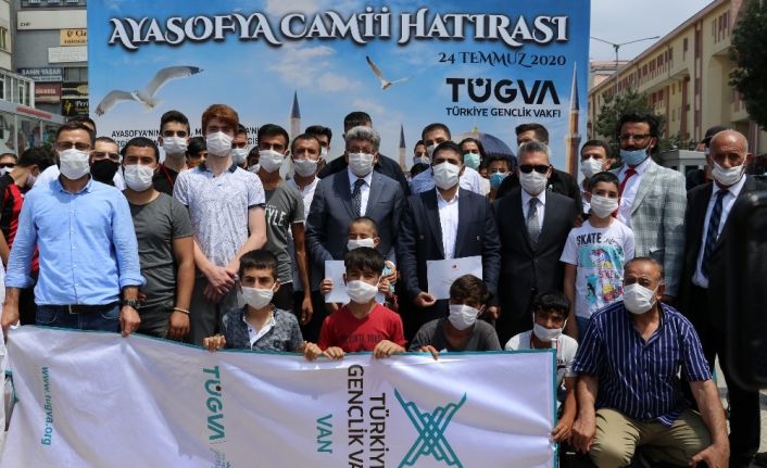 Van’da Ayasofya-i Kebir Cami-i Şerifi’nin ibadete açılması nedeniyle tatlı dağıtıldı