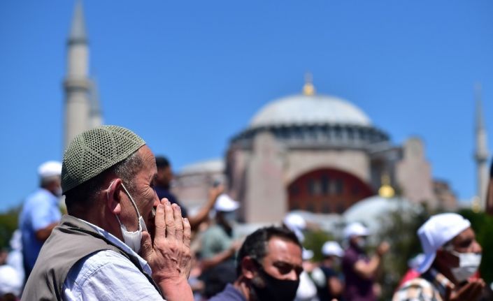 Vatandaşlar Ayasofya’ya akın etti