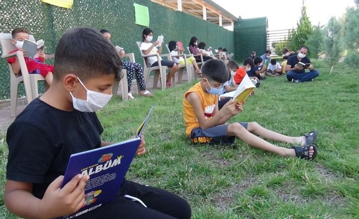 Veliler çocukları ile birlikte kitap okudu