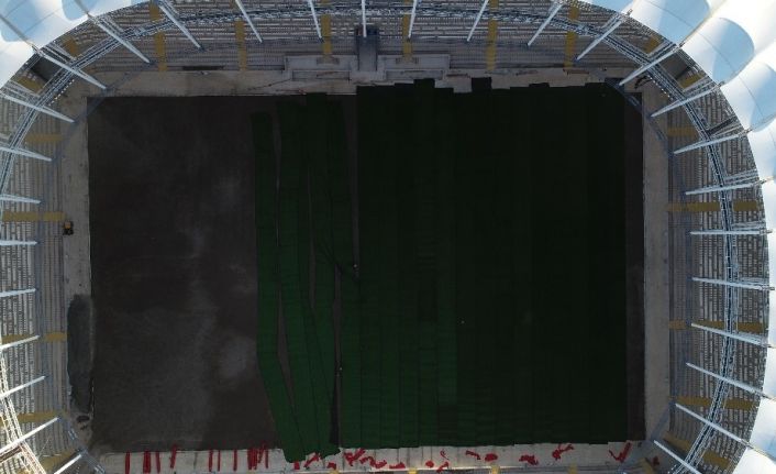 Yeni Adana Stadyumu’nda hibrit çim serimi başladı