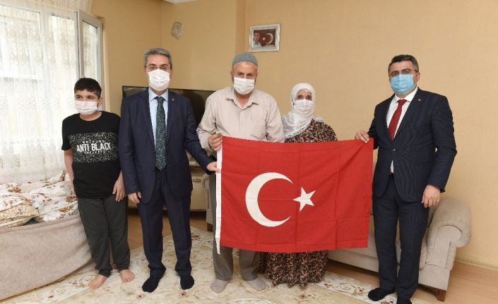 Yıldırım Belediye Başkanı Oktay Yılmaz, 15 Temmuz şehidinin yakınlarını ziyaret etti