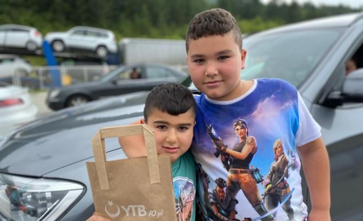 YTB, memleket yoluna çıkan vatandaşlara Sırbistan sınırında hijyen paketleri dağıtıyor