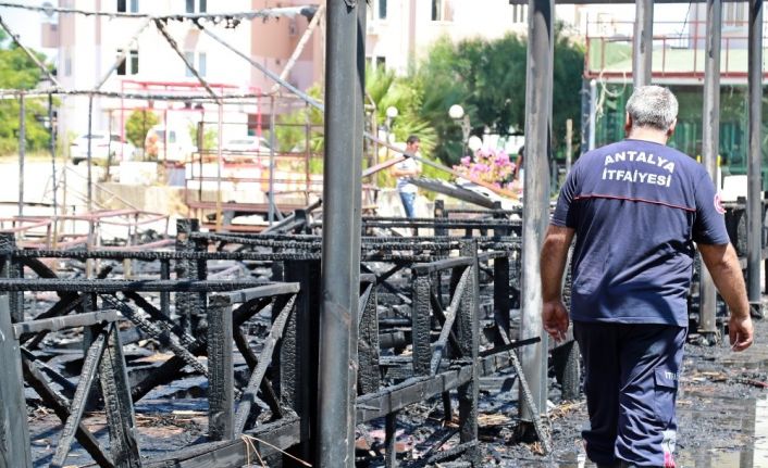 10 dakikada bütün iş yerini saran alevlerin arasından çantaları kurtarmak için yoğun çaba sarf ettiler