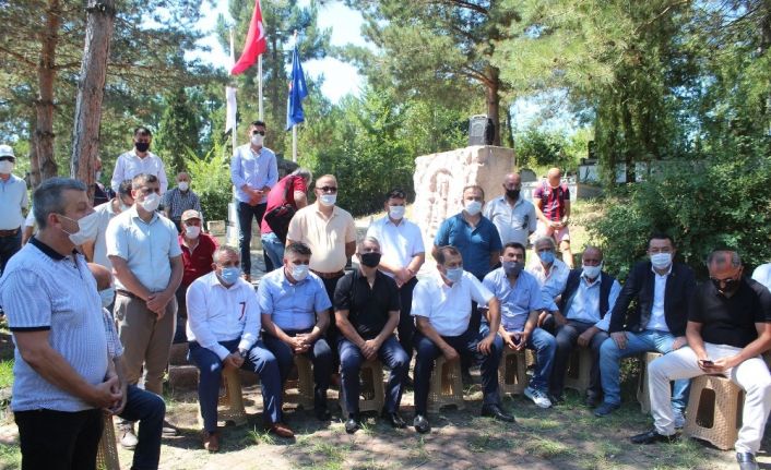 21 yıl önce silahlı saldırıda öldürülen işçi lideri, mezarı başında anıldı