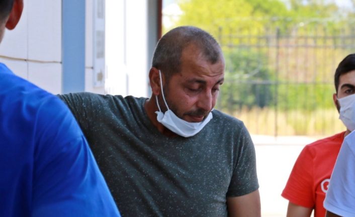 8 yaşındaki oğlu ağabeyi tarafından öldürülen babanın çaresiz duruşu yürekleri burktu