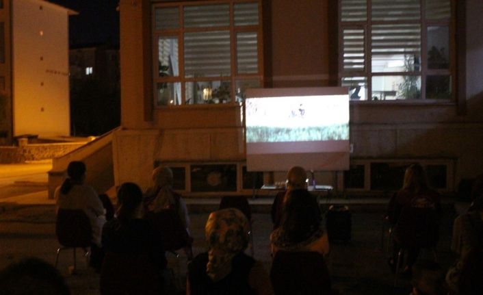 Açık havada zafer sineması