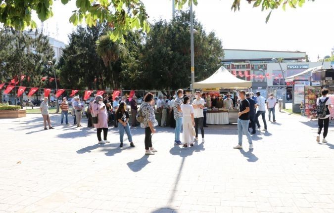 AK Parti Gençlik Kolları üyeleri Marmara Depremi’nde hayatını kaybedenlerin anısına lokma dağıttı