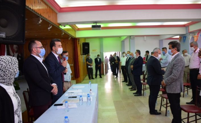 AK Parti korona virüs nedeniyle ara verdiği kongrelerine devam ediyor