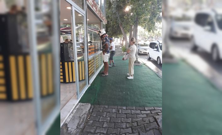 AK Parti Milletvekili Çokal, simit sırasına girdi, esnafa çay ikram etti