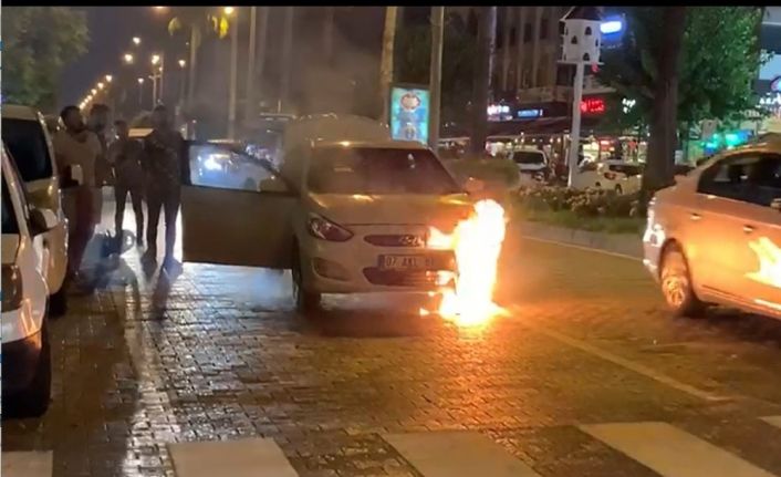 Alanya’da seyir halindeki otomobil yandı