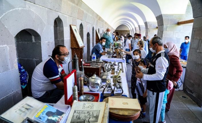 Antika sevenler Kervansaray’da buluşuyor