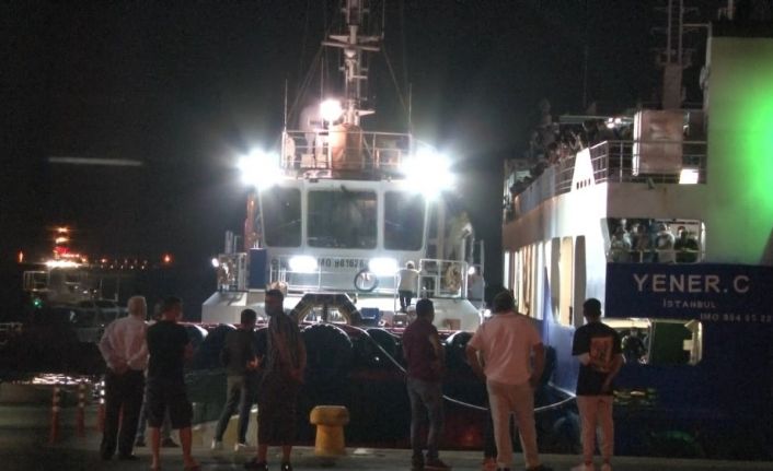 Arabalı yolcu feribotu arıza yaptı, yüzlerce yolcusu denizin ortasında mahsur kaldı