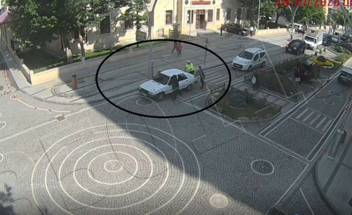 Aracı arıza yapınca zor durumda kalan sürücünün yardımına polis memuru yetişti