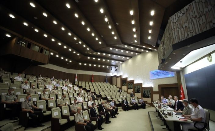 Bakan Akar, terfi eden ve atama gören general ve amirallerle bir araya geldi