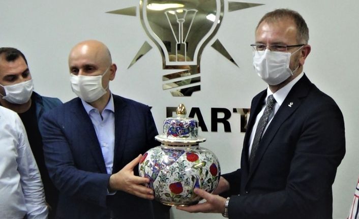 Bakan Karaismailoğlu: "Kara yollarımızın Türkiye genelinde bin 200 noktada çalışması var"