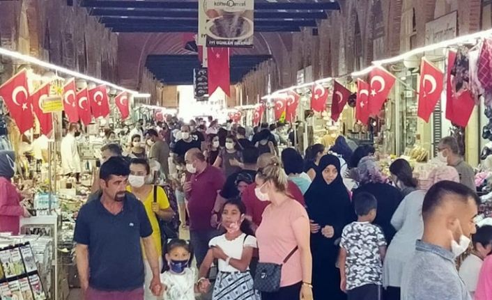 Bakan Koca’nın ’vaka az’ dediği Edirne’ye, bayramda binlerce kişi akın etti