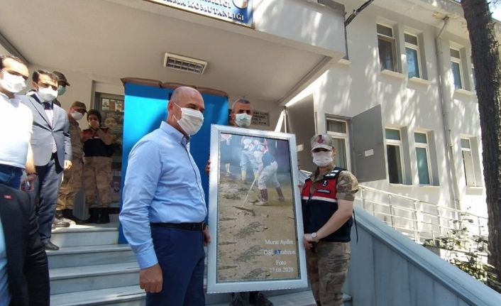 Bakan Soylu o kadın astsubay ve fotoğrafı çeken DSİ görevlisi ile buluştu