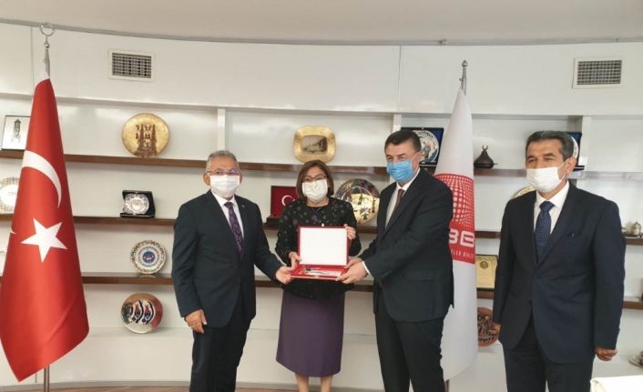 Başkan Büyükkılıç karayolları ve TCDD Genel Müdürleri ile Kayseri projelerini masaya yatırdı